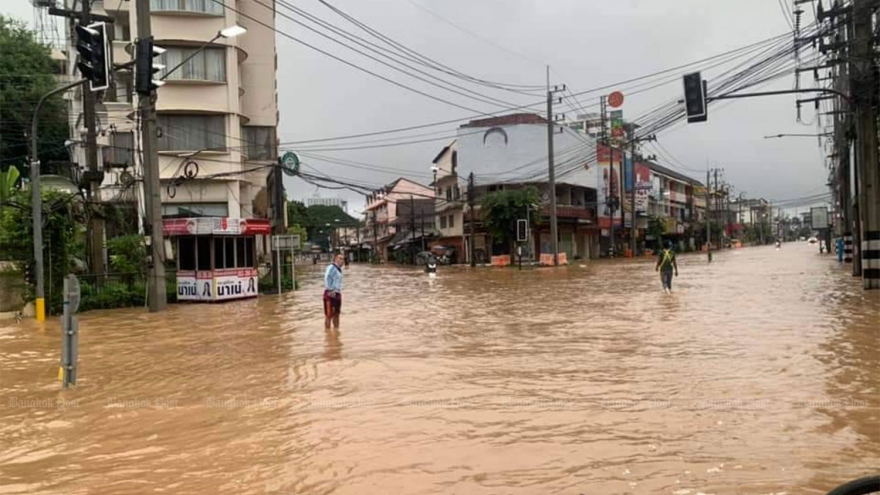 Lũ liên tục tràn về Chiang Mai (Thái Lan), nước ngập sâu tới 30 – 50 cm